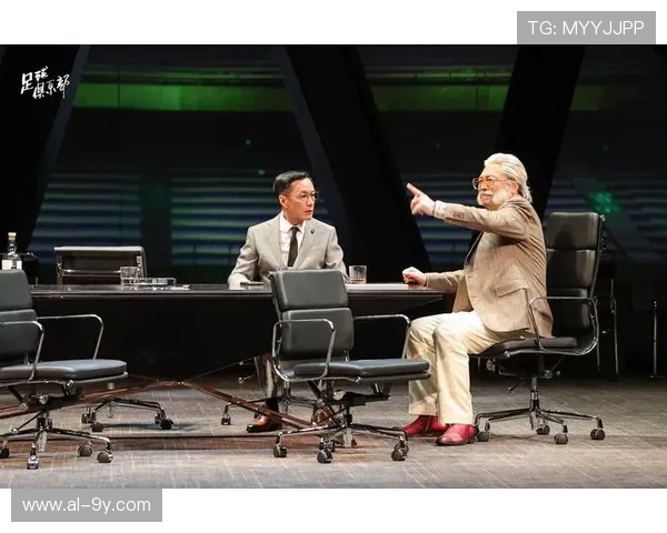 《足球后腰在绿茵场上的隐形力量与智慧较量》