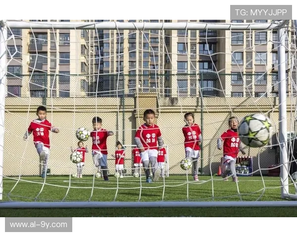 小朋友在操场上发现并捡起足球的有趣故事描写全过程经历记